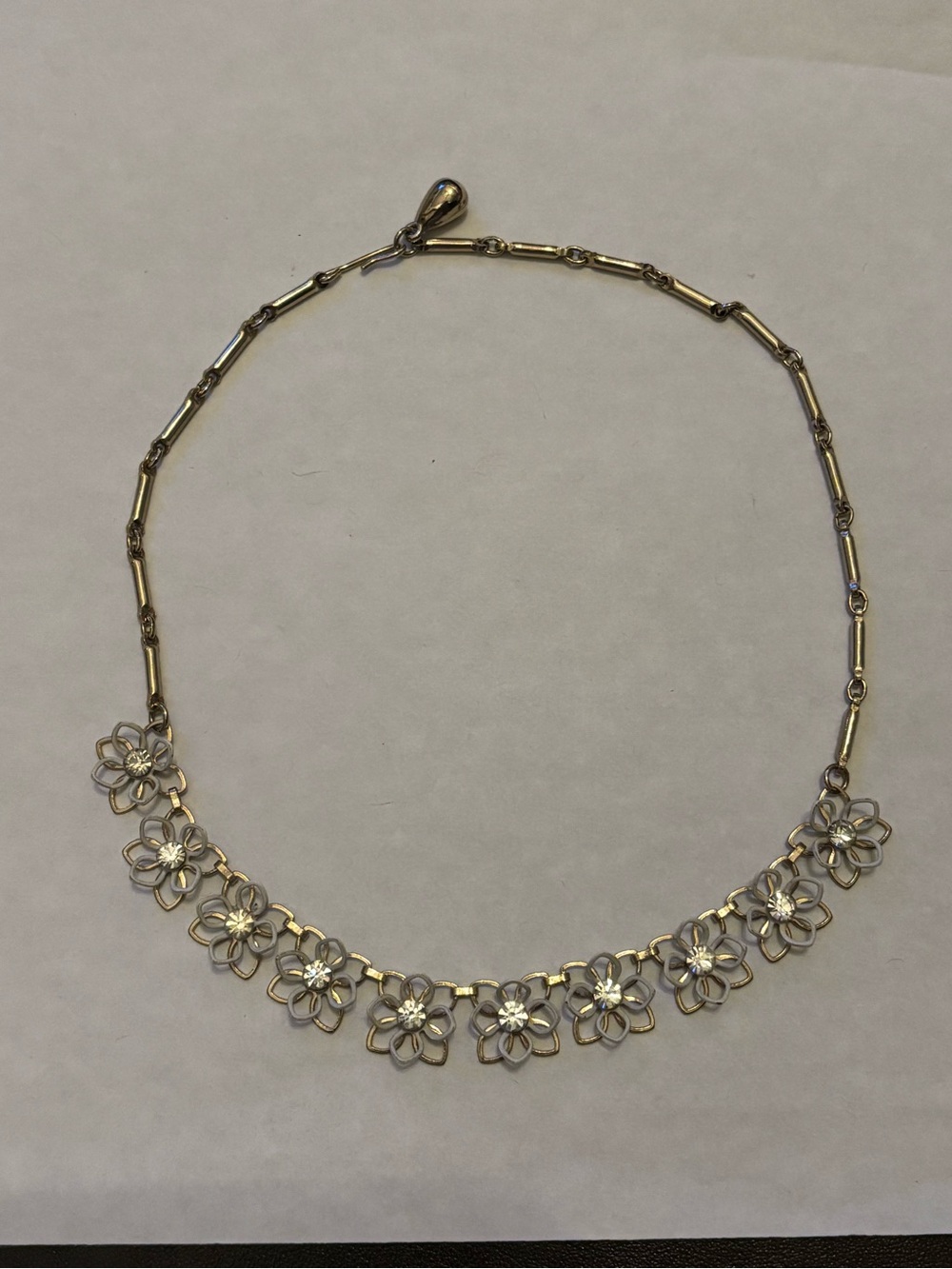Vintage 1940’s  Daisy Flower necklace w/white enamel petal shaped pendants